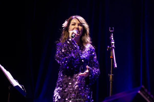 Foto colorida da cantora Patty Ascher - Metrópoles