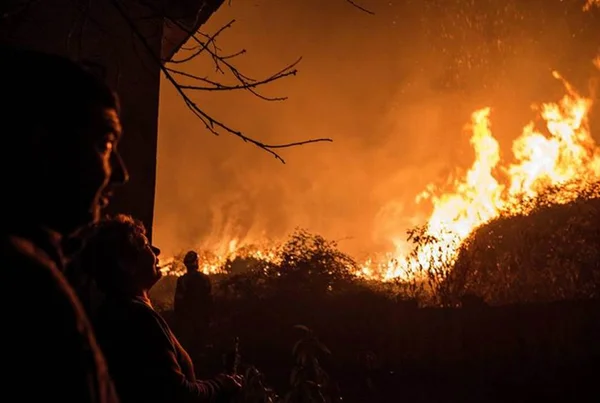 Incêndios matam ao menos 27 pessoas no norte da Espanha e Portugal