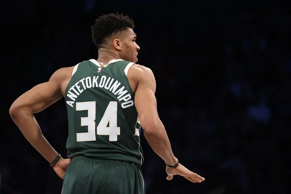 Com brilho de Giannis e LeBron, Bucks e Lakers vencem na NBA