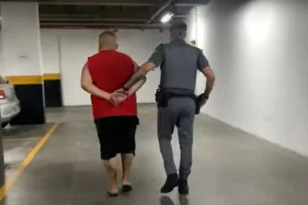 Captura de tele mostra homem sendo levado por policial
