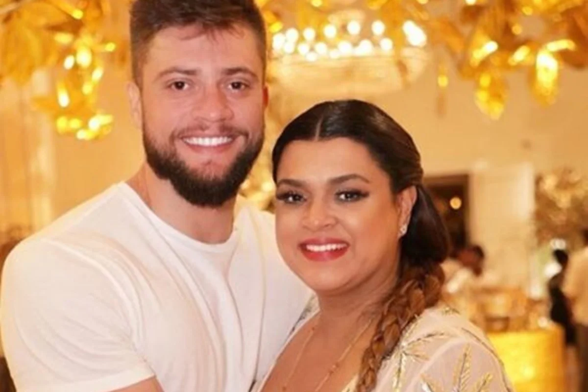 Preta Gil e Rodrigo Godoy posam juntos e sorridentes durante festa Preta Gil e Rodrigo Godoy posam juntos e sorridentes durante festa