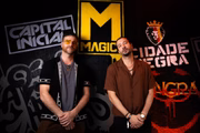 Banda Magic! prova doces brasileiros durante entrevista com o Metrópoles Banda Magic! prova doces brasileiros durante entrevista com o Metrópoles