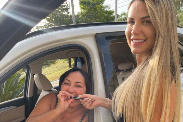 Deolane dá carro para a mãe