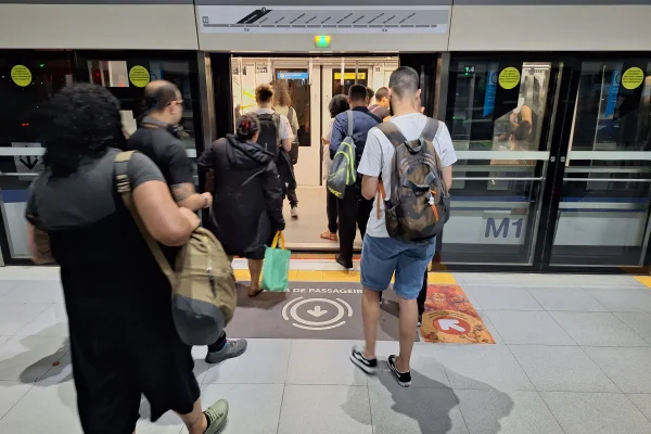 Imagem mostra pessoas embarcando em monotrilho - Metrópoles