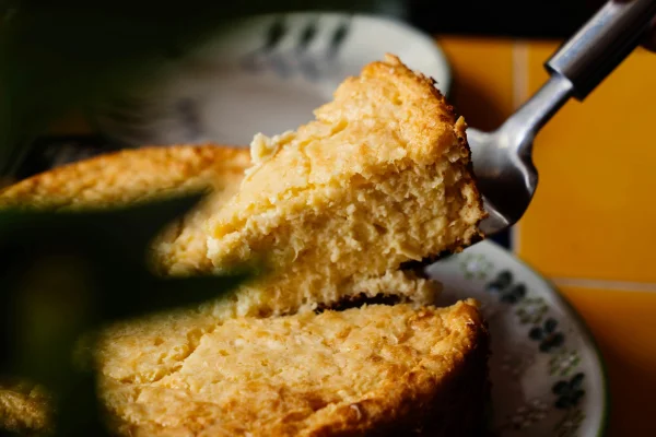 Pedaço de bolo de milho cortado
