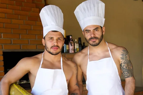 Lucas Guimarães invade a cozinha de Rodolffo: “Não leva jeito”