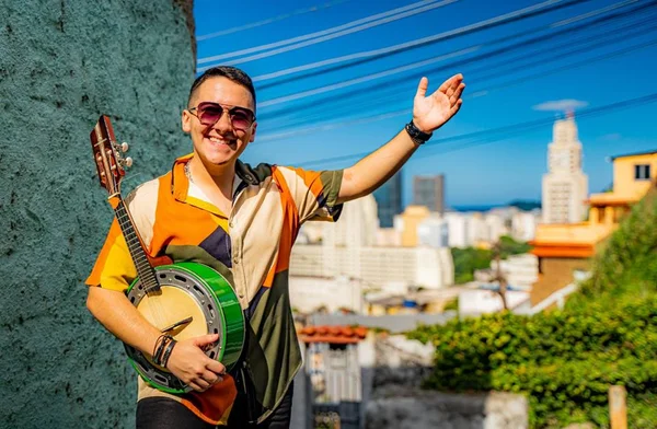 Último afilhado de Beth Carvalho, Enzo Belmonte lança samba e fala sobre carreira