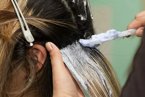 Mulher que teve cabelo raspado após tintura será indenizada em SC