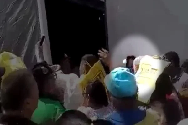 Rollemberg e comitiva são recebidos com ovadas em festa na Ceilândia