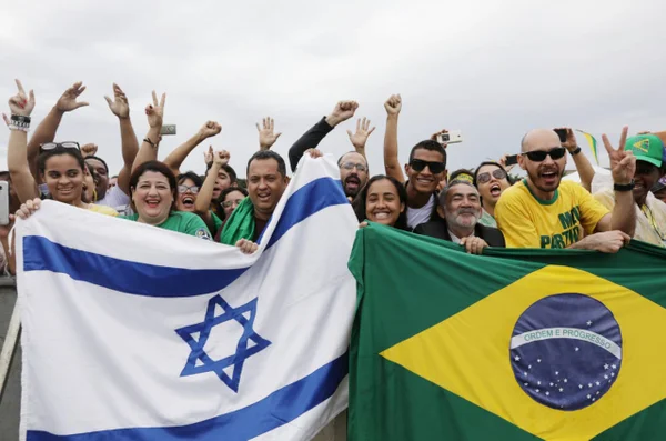 Na Praça dos Três Poderes, imprensa é recebida com vaias: “Comunistas”