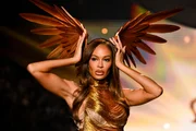 Par de asas usado como acessório para a cabeça por Joan Smalls Par de asas usado como acessório para a cabeça por Joan Smalls