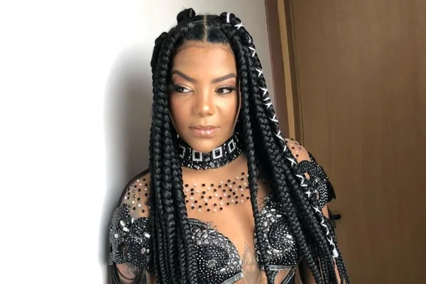 Ludmilla exibe cabelo natural e comemora crescimento das madeixas