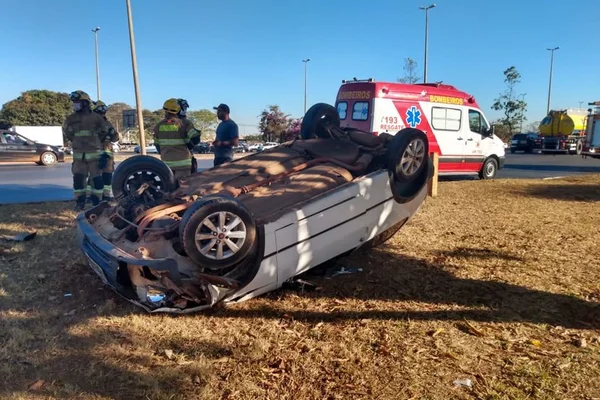 Carro capotado