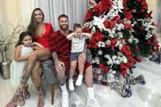 Tainá Castro e Léo Pereira com os filhos, Helena e Pedro, no Natal