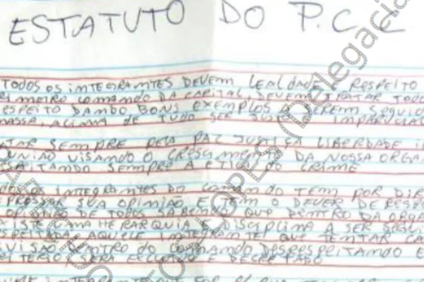Reprodução de folha de papel timbrado, com texto escrito a mão, com o título "estatuto do PCC" - Metrópoles