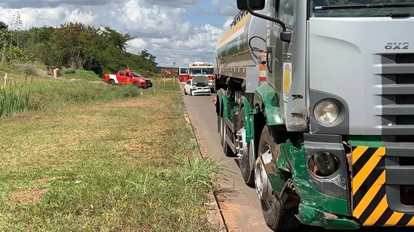 Caminhão e carro ao fundo