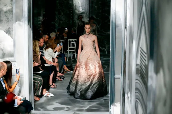 Alta-costura: drama e vibe black pesada dominam a passarela da Dior