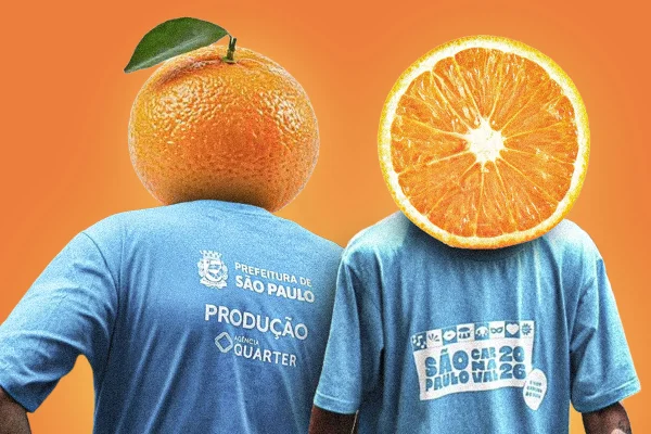 Pessoas vestidas com a camisa da Quarter e da prefeitura de São Paulo têm cabeça de laranja