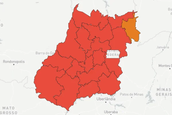mapa de goiás com cores que indicam a gravidade da pandemia da covid-19. a cor vermelha indica a pior situação, quadro de calamidade