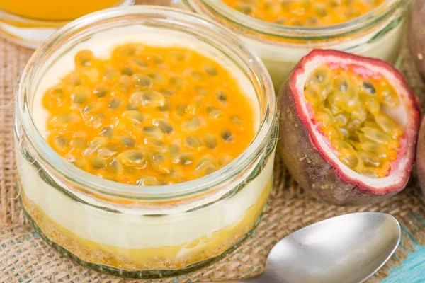 10 Receitas doces e salgadas com maracujá para testar em casa