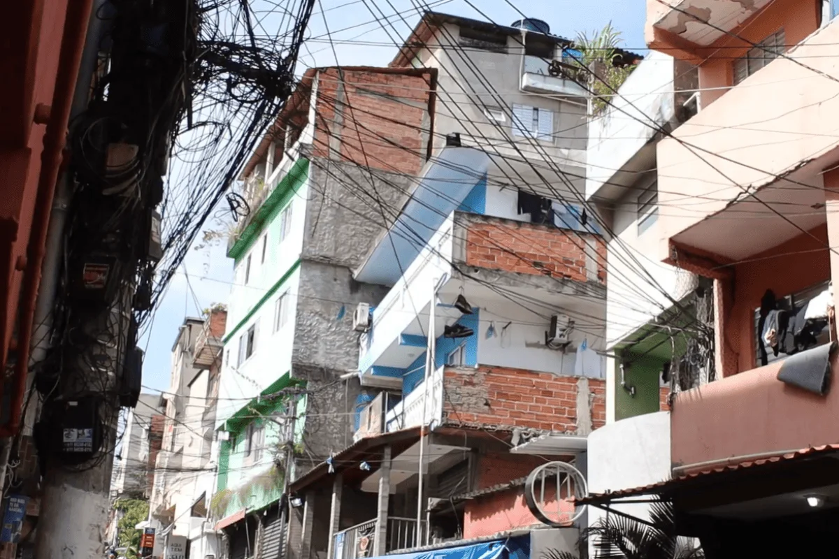 Projeto também prevê aterramento de fios da comunidade Projeto também prevê aterramento de fios da comunidade