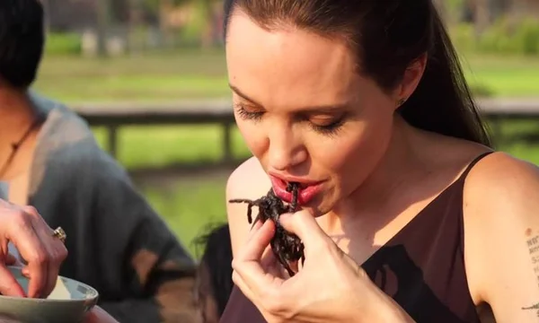 Angelina Jolie come aranhas e escorpiões para divulgar novo filme