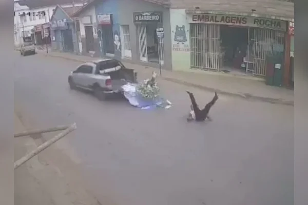MG: homem e Santa Maria Eterna saem ilesos após queda de caminhonete - destaque galeria MG: homem e Santa Maria Eterna saem ilesos após queda de caminhonete - destaque galeria
