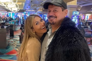 Lívia Andrade e Marcos Araújo posam durante viagem