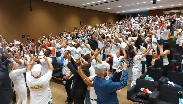 Enfermeiros comemoram aprovação do piso