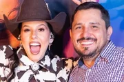 Ana Castela e Ricardo Castella posam juntos durante evento de família Ana Castela e Ricardo Castella posam juntos durante evento de família