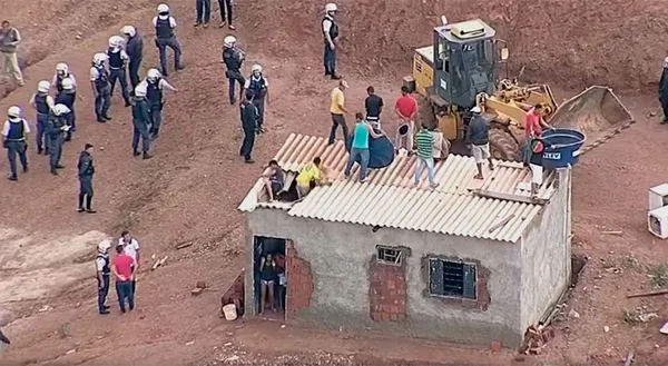 Moradores e policial caem de telhado em derrubada de casas em São Sebastião. Veja vídeos