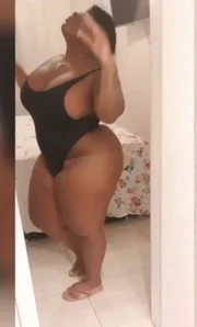 Ela usava um maiô cavado Ela usava um maiô cavado