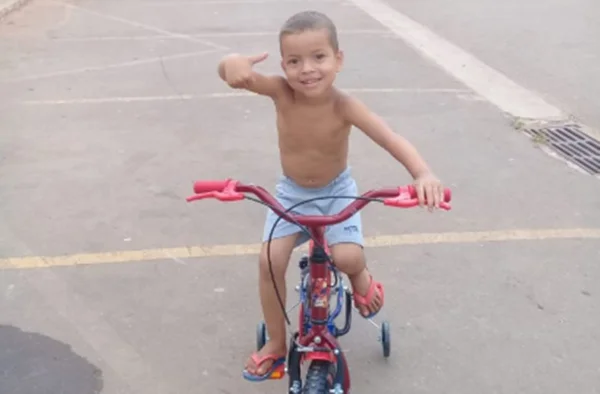 Rio: morre menino que foi queimado após ser deixado sozinho em casa