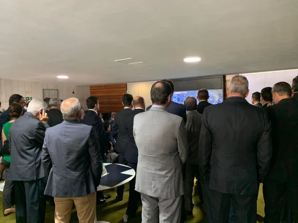 Pausa para o Flamengo: deputados deixam plenário para ver jogo