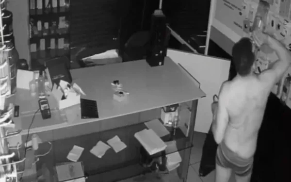 homem é flagrado roubando itens e bebendo whisky de cueca