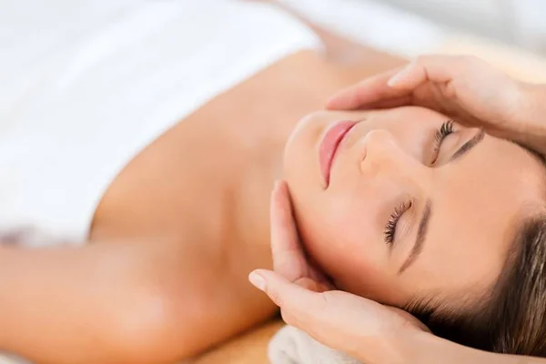 Do bem! Dermatologista troca tratamentos faciais por cesta básica