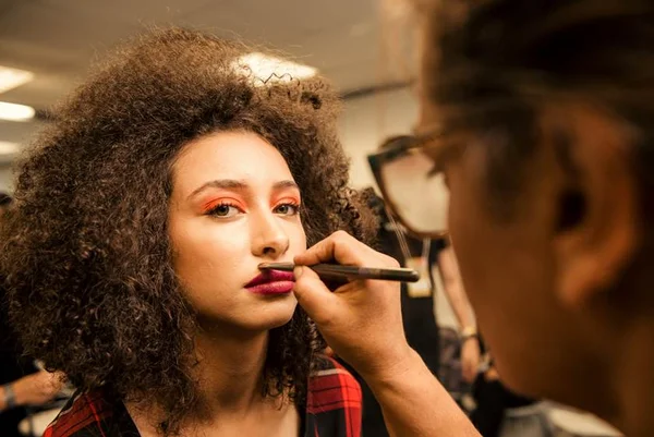Make de verão: aposte em cores e brilho para a próxima temporada