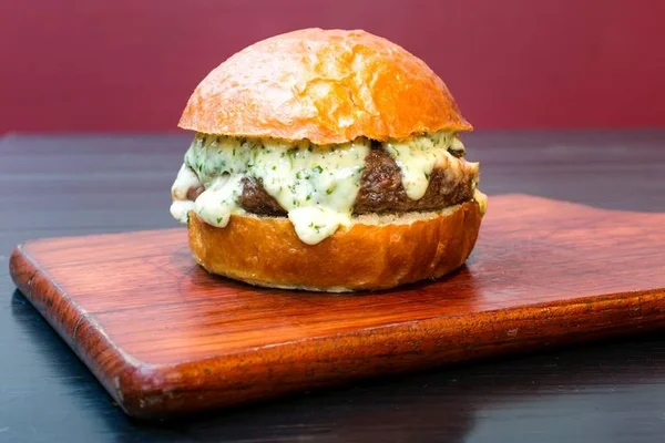 Parrilla Burger relança hambúrguer com carne de sol no delivery