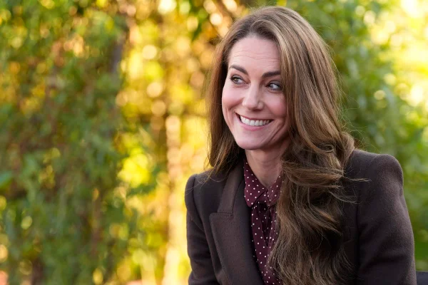 Foto colorida de mulher sorridente com cabelo longo - Metrópoles