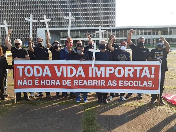 DF: grupos fazem protesto na Praça do Buriti contra retomada de atividades - destaque galeria