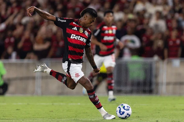 Bruno Henrique com a camisa do Flamengo