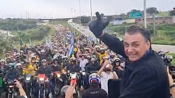 Em meio à crise envolvendo Ribeiro, Bolsonaro faz motociata em Caruaru
