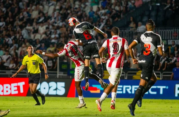 Imagem colorida do jogo entre Vasco e Bangu - Metrópoles