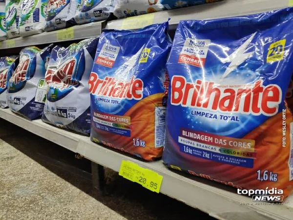 Para economizar, famílias trocam sabão em pó por barras feitas em casa