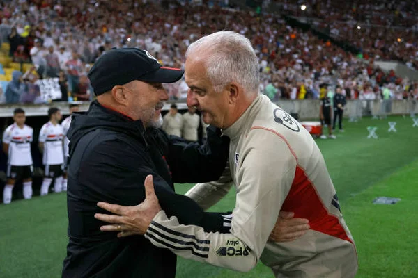 Foto colorida do abraço entre Sampaoli e Dorival Jr