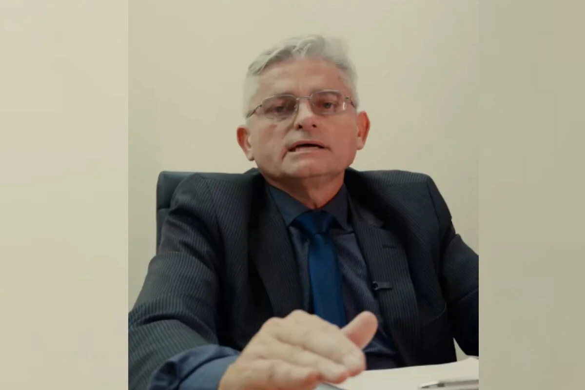Em um dos episódios, ele defende a influenciadora Deolane Bezerra Em um dos episódios, ele defende a influenciadora Deolane Bezerra