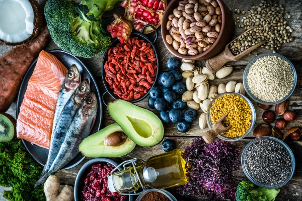 Imagem mostra mesa com vários alimentos ricos em antioxidantes - Metrópoles
