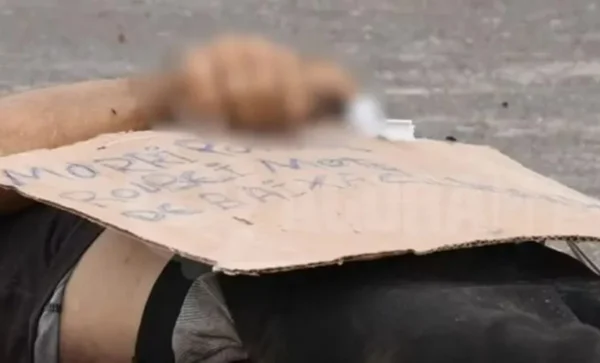 homem morto com papelão