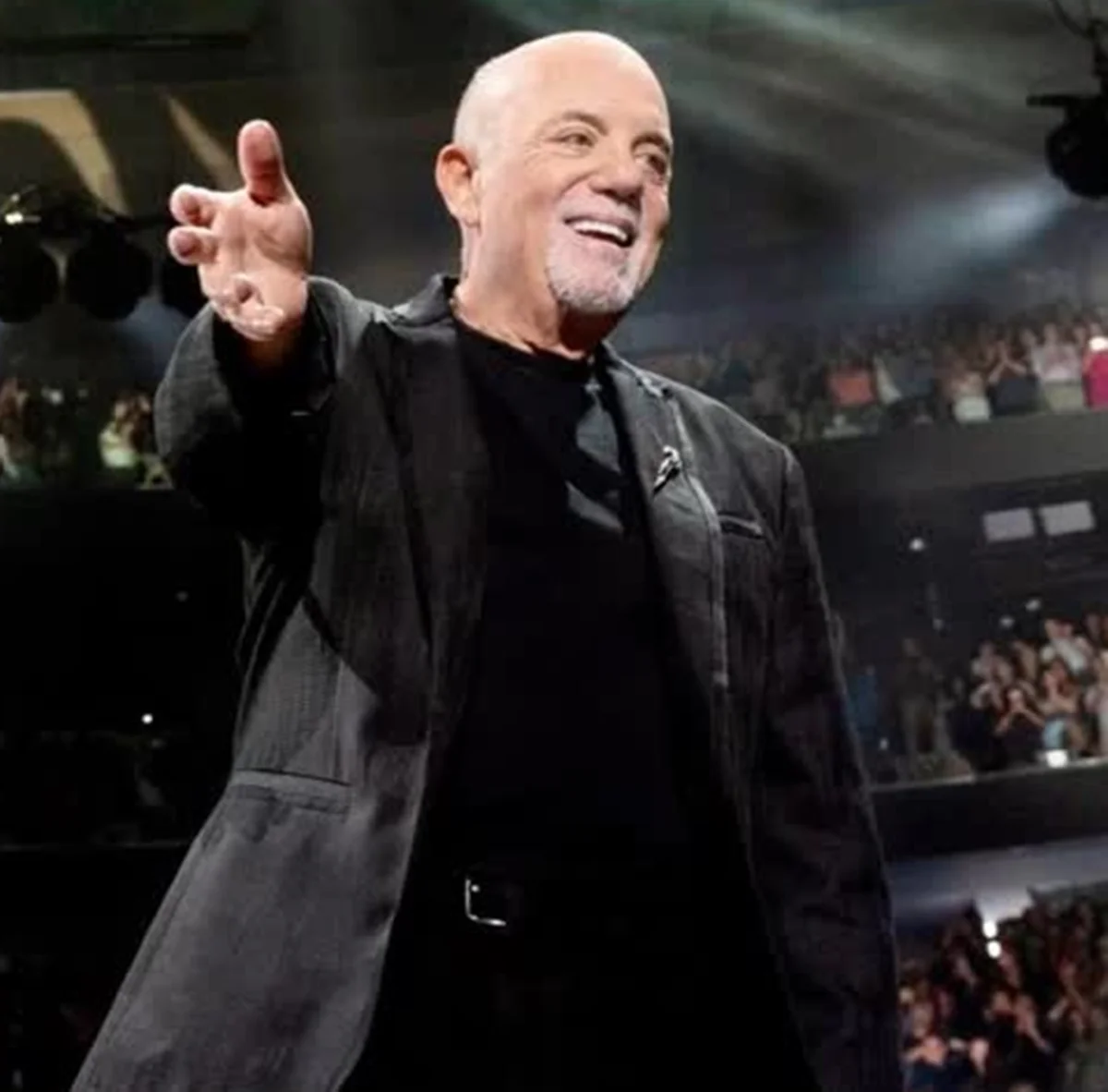 Billy Joel posa sorridente em apresentação Billy Joel posa sorridente em apresentação