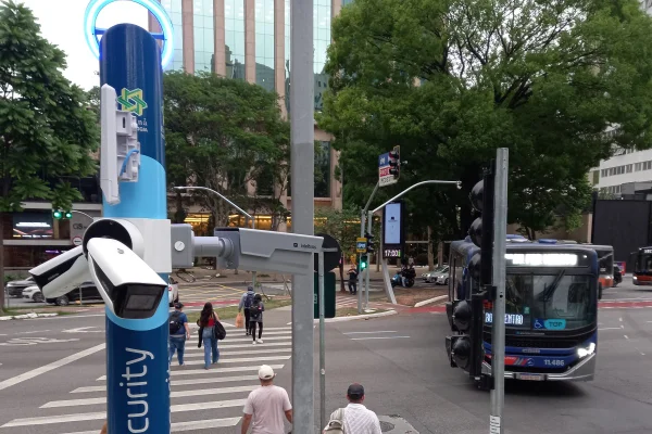 Totem com câmeras de vigilância - Metrópoles